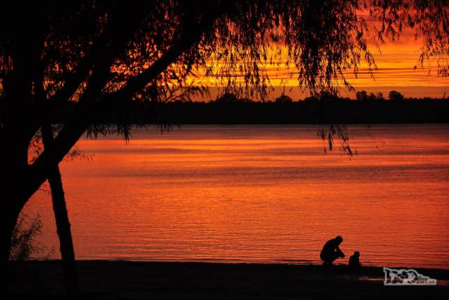 Uruguiaos aproveitam o maravilhoso entardecer às margens do rio Uruguay, na cidade de Paysandú